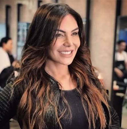 Sthefani Araujo sorrindo