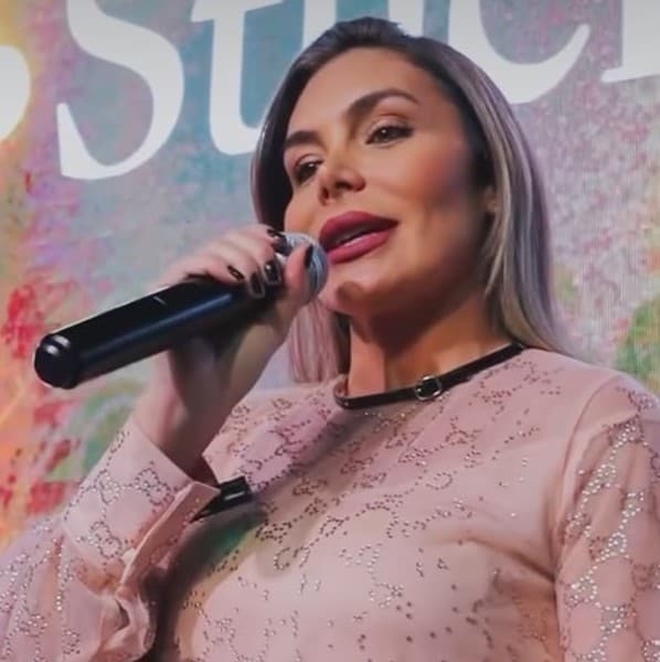 Sthefani Araujo palestrando com microfone